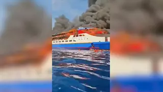 Un incendio en el barco "KM Barcelona" obliga a evacuar a cientos de pasajeros en Indonesia