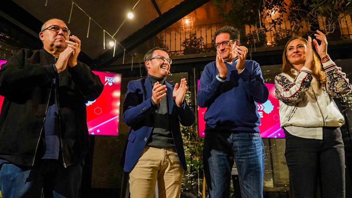 Miguel Ángel Gallardo y Óscar López durante un acto en Coria, flanqueados por representantes del PSOE extremeño.