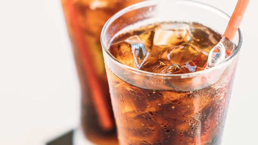 Cinco usos de la Coca-Cola para limpiar la casa que jamás imaginaste