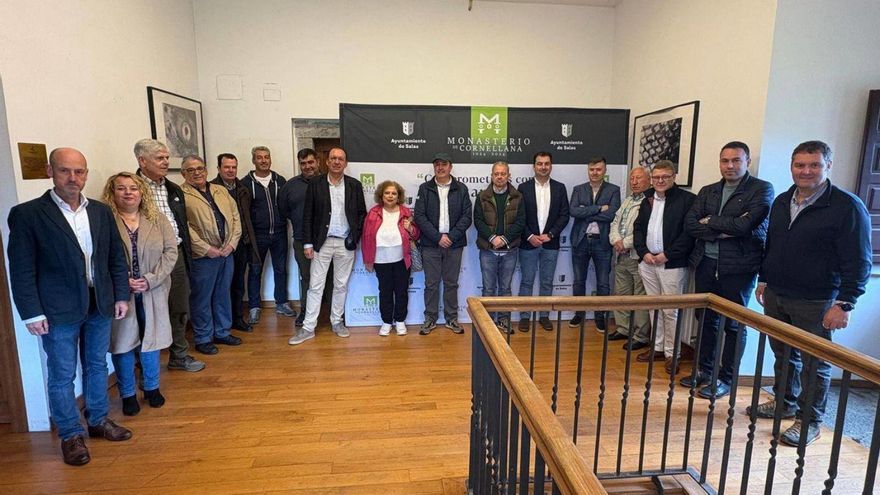 Los empresarios, con representantes de la Fundación y del gobierno local.