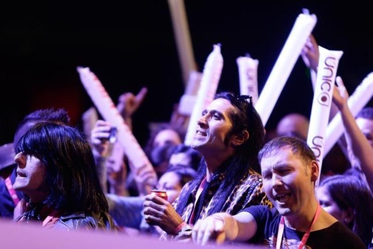 Mario Vaquerizo vibra, en primera fila, con la actuación de Fangoria en la noche de la Cadena 100.