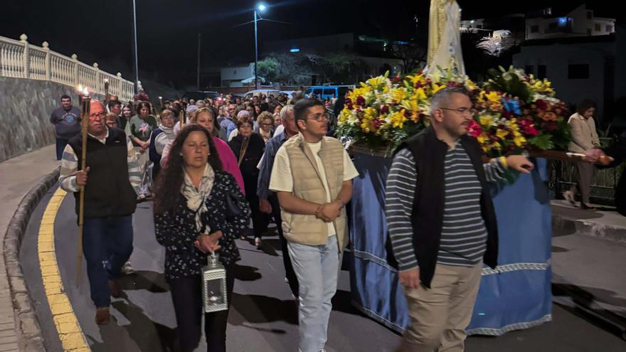 Veneguera celebra su procesión de las antorchas en honor a la Virgen de Fátima