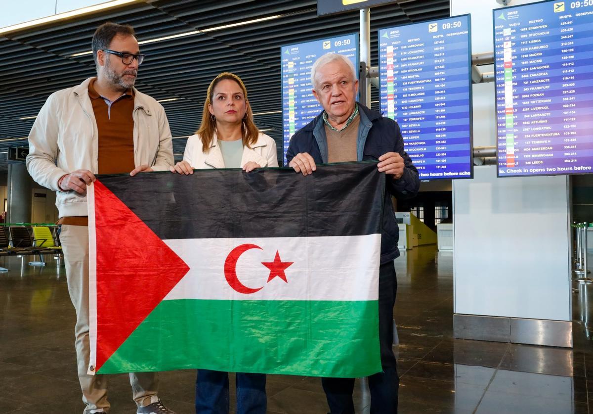 El consejero de Solidaridad Internacional del Cabildo de Gran Canaria, la diputada nacional de de Podemos y el presidente de la Federación Estatal de Instituciones Solidarias con el Sáhara.