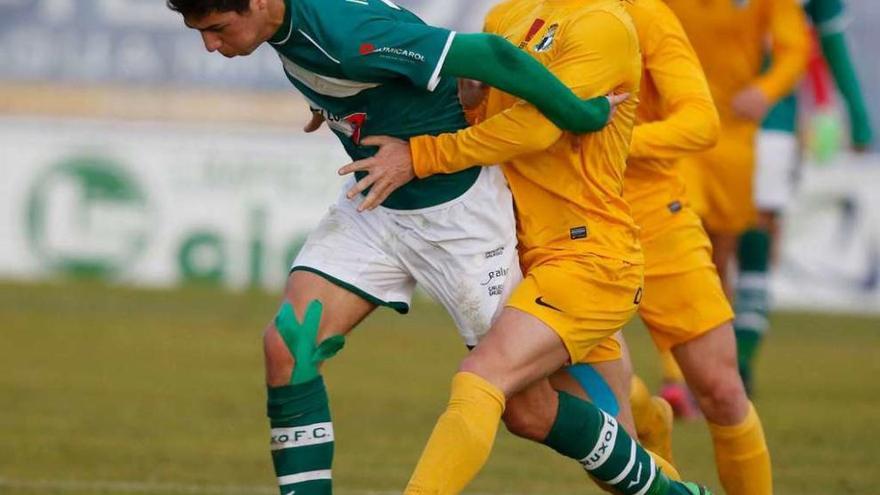 Santi Comesaña, del Coruxo, conduce el balón ante la presión de un jugador del Burgos. // Ricardo Grobas