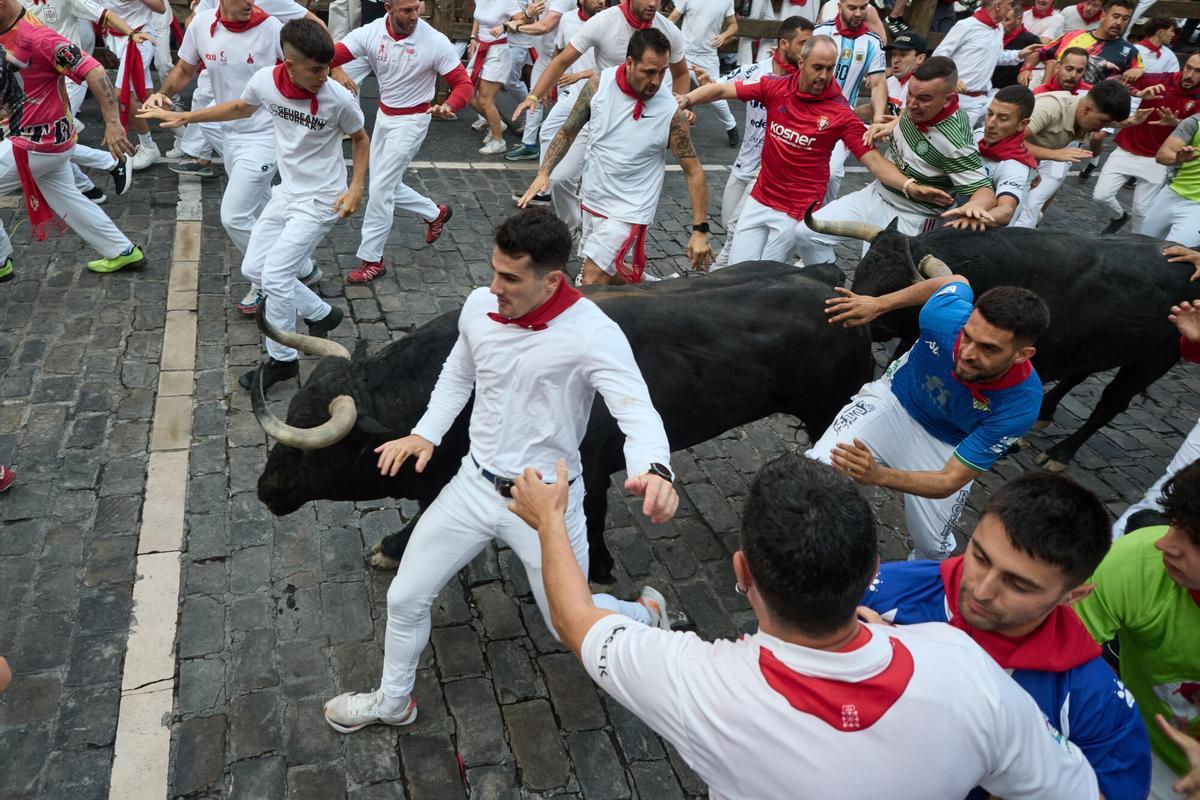 Los Cebada Gago recorren unidos un rápido segundo encierro de los Sanfermines 2026.