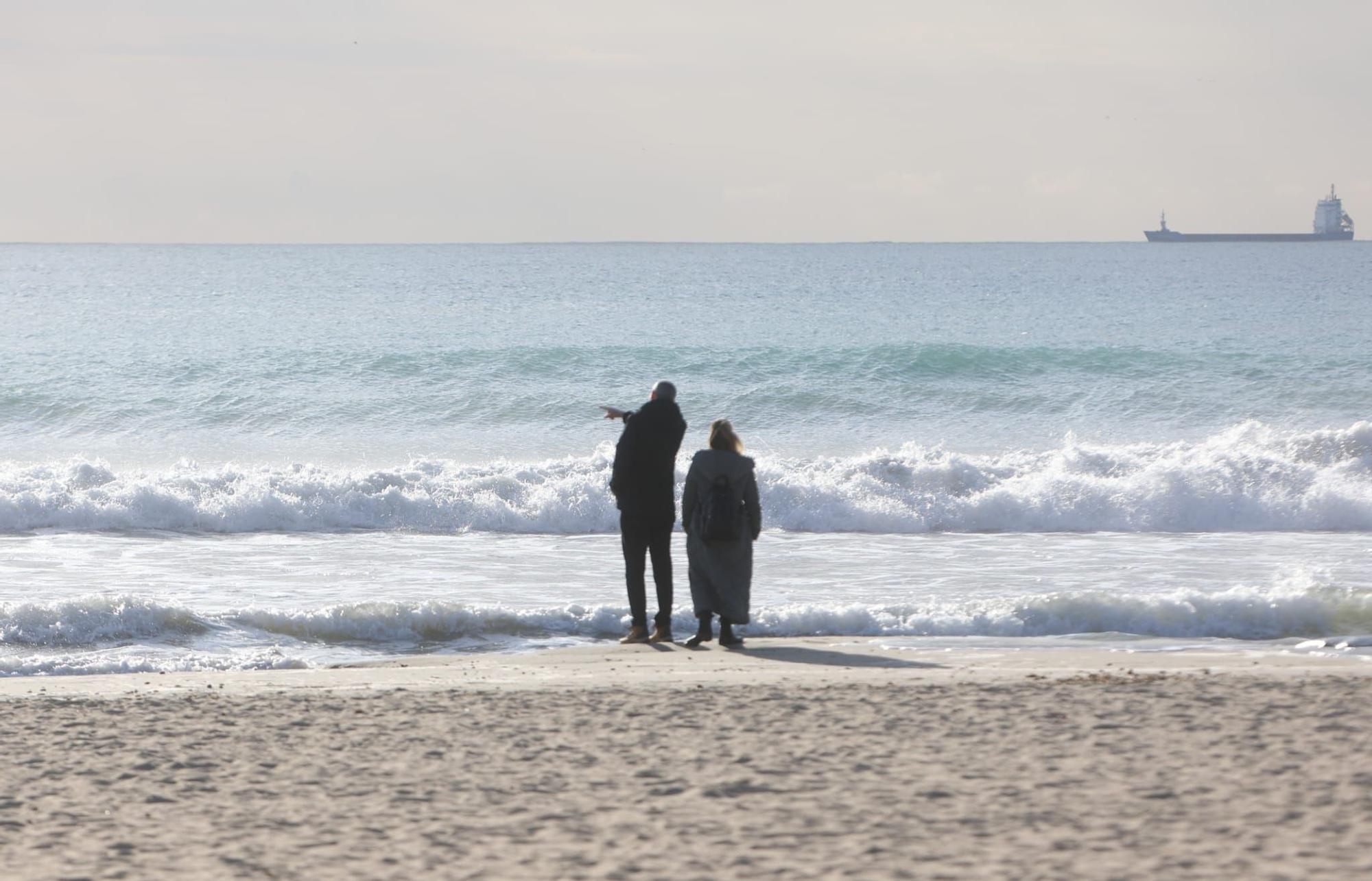 El temporal de Isaack golpea la playa del Postiguet de Alicante