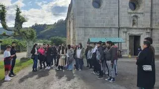 Jornada educativa en un monumento nacional: los jóvenes aprenden en el monasterio de Cornellana