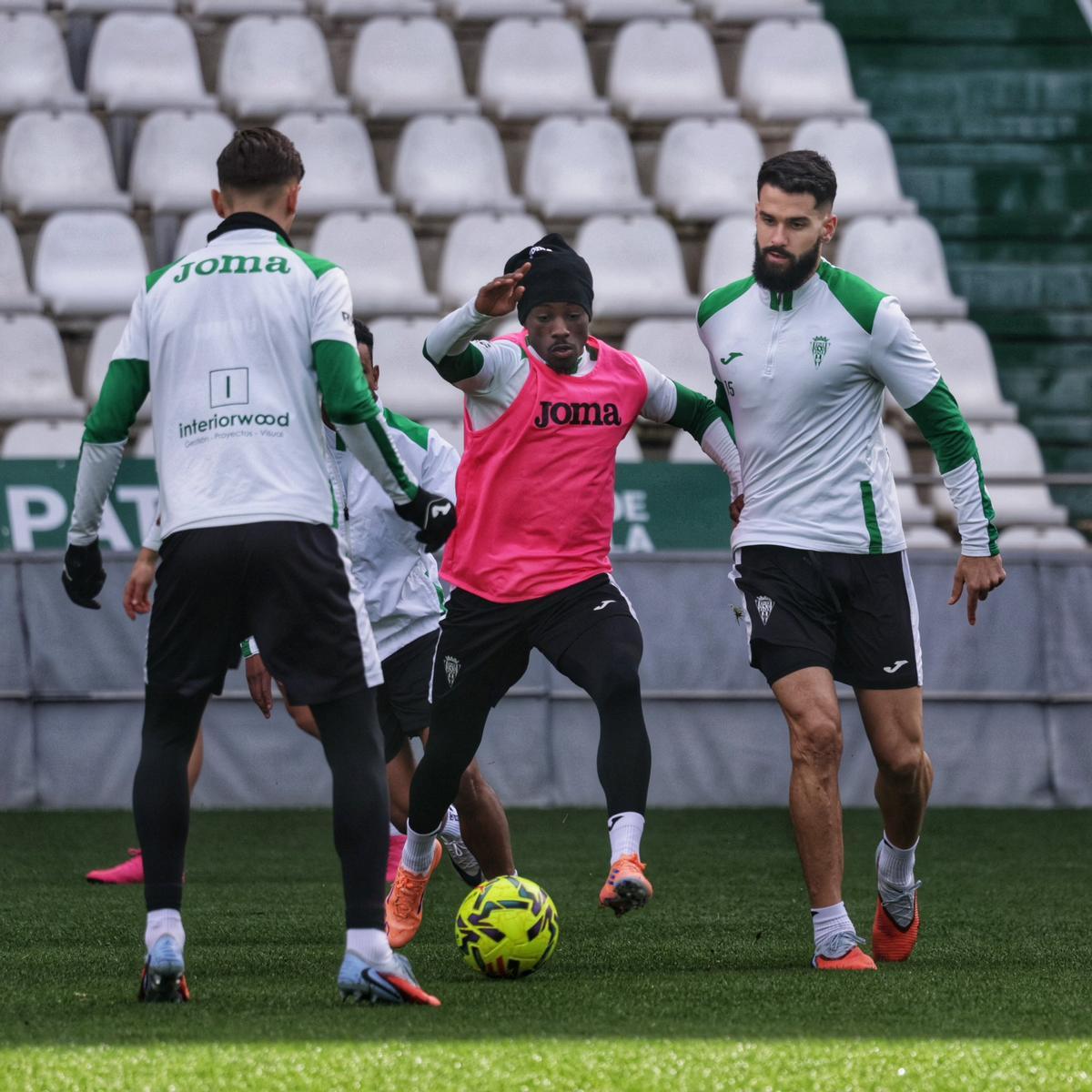 Adilson Mendes protege el esférico durante un entrenamiento de esta semana.