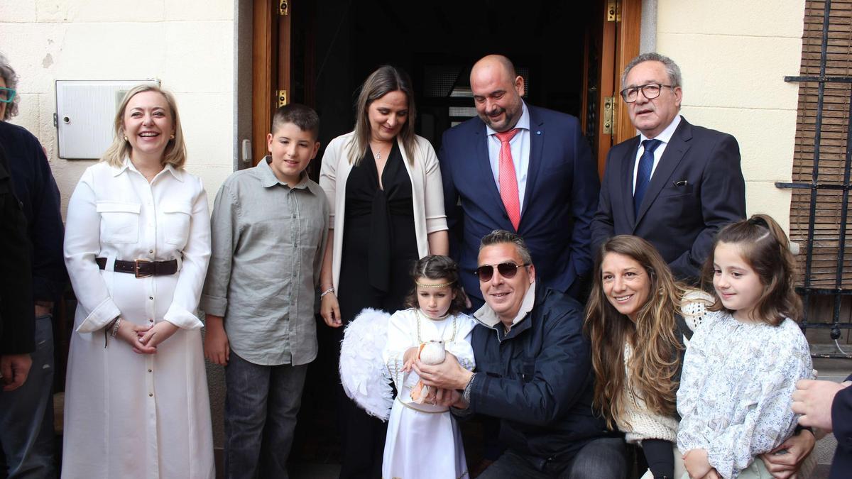 La niña que ha escenificado el Angelet de la Corda, junto a su familia, el alcalde de Alfarrasí y la vicepresidenta de la diputación Natàlia Enguix, este domingo.