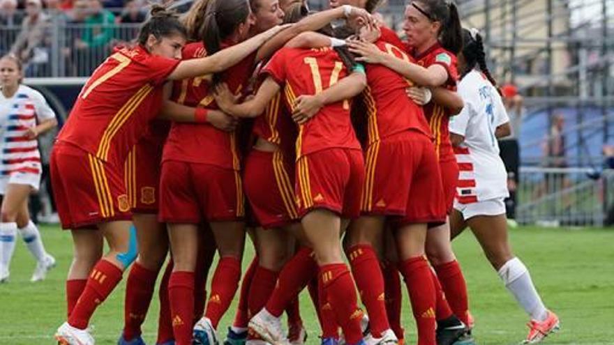 L&#039;equip espanyol celebra el gol marcat per Patricia Guijarro