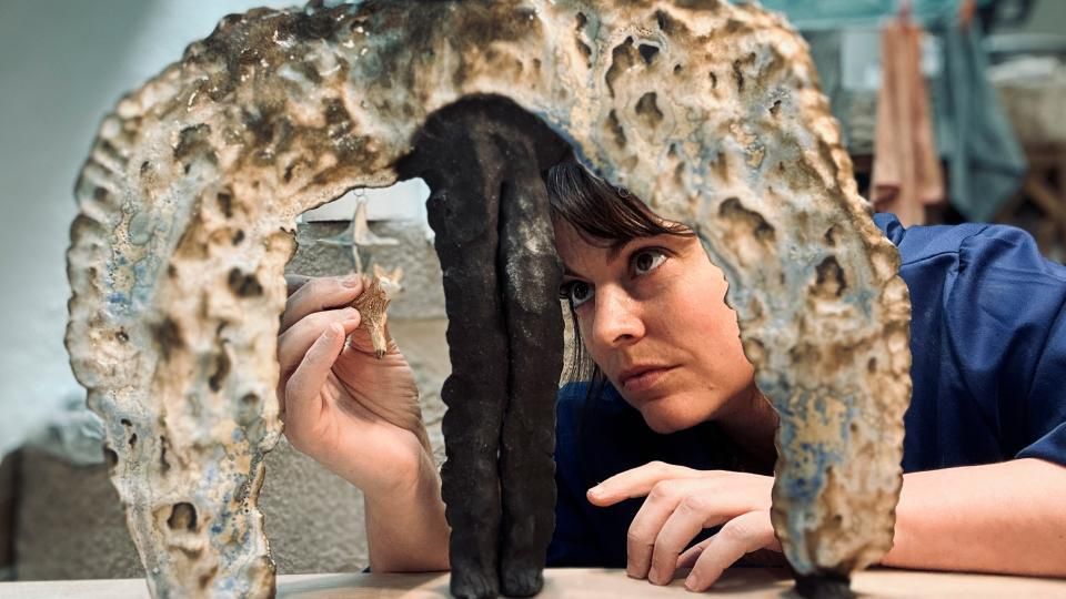 La cereamista Nuria Figueiredo, durante el proceso de creación de una de sus piezas