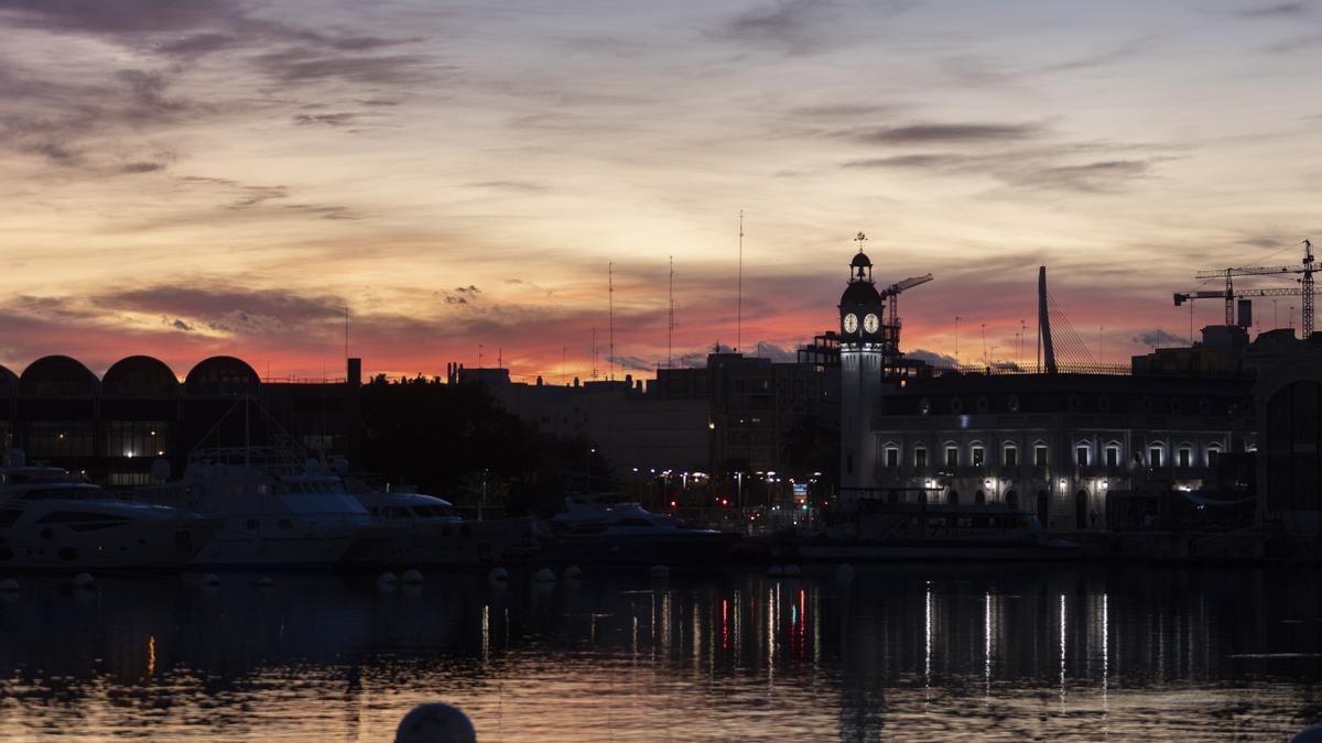 Anochecer rosado desde la playa, con el hotel Las Arenas de fondo