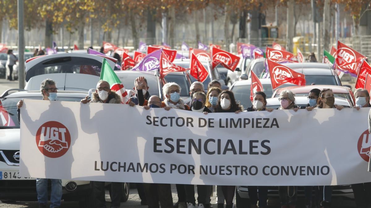 Los trabajadores del sector de la limpieza continúan con las reivindicaciones de un salario mínimo a la patronal mediante una caravana de coches organizada por UGT Córdoba