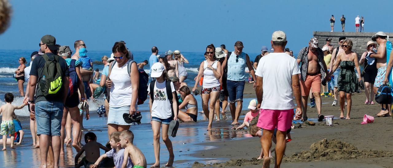El turismo vuelve a copar las playas canarias en el adiós definitivo a la Covid
