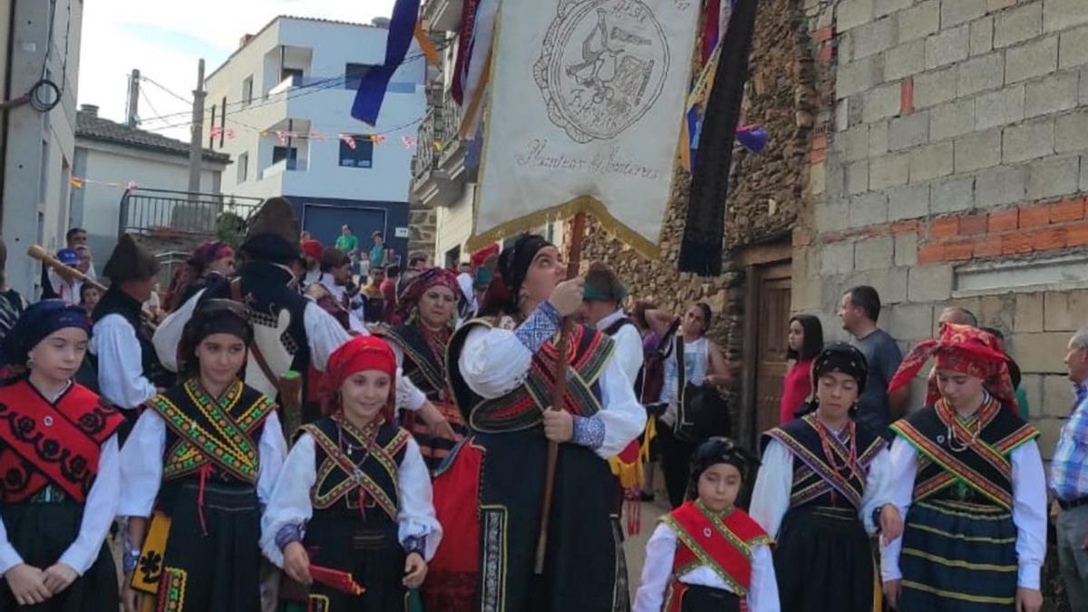 Niñas de Manteos y Monteras en las calles de La Torre. | Ch. S.