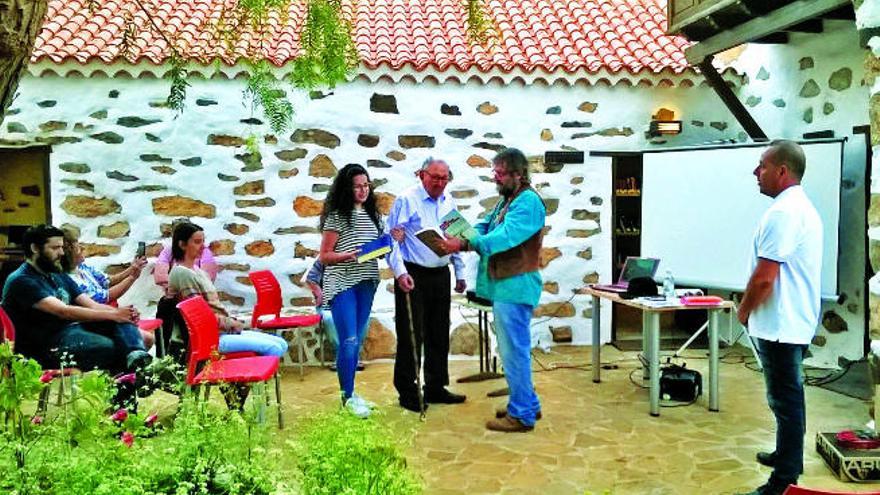 &#039;Pepito el juez&#039; recibe el premio al lector más veterano de Antigua