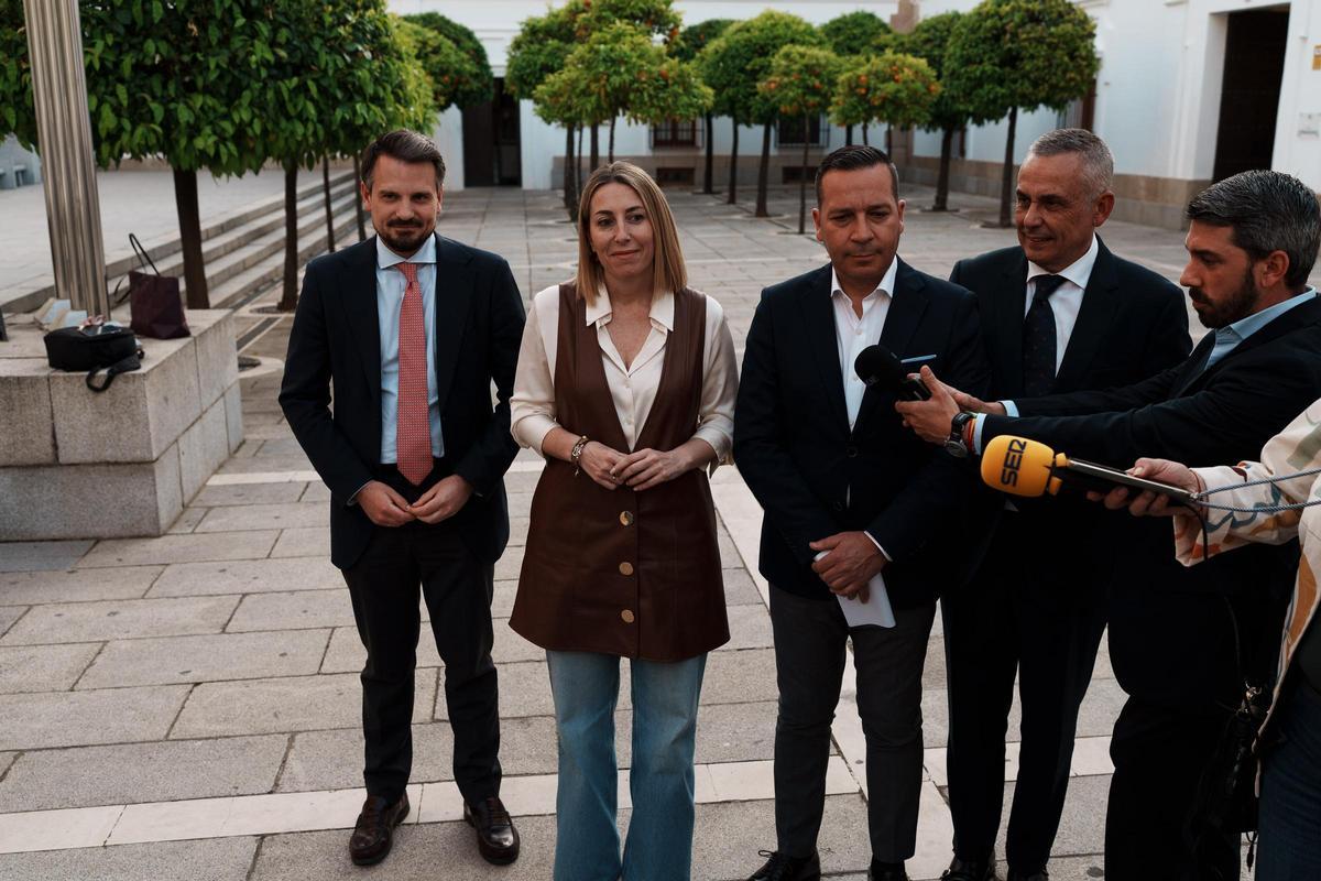 Fotogalería | Acuerdo PP-Vox para investir a María Guardiola presidenta de Extremadura Fotogalería | Acuerdo PP-Vox para investir a María Guardiola presidenta de Extremadura