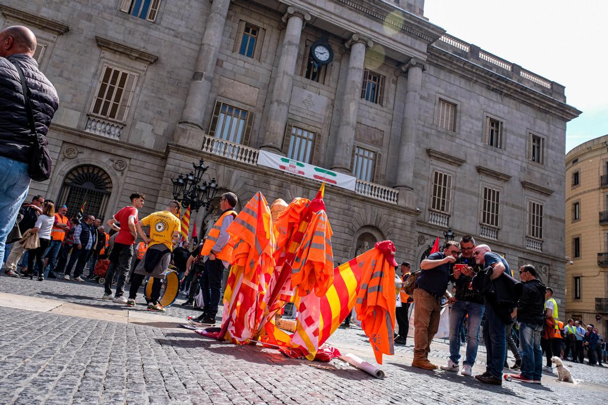 Manifestación de trabajadores de empresas de bus metropolitano (Avanza y Monbús) en la puerta del Ayuntamiento