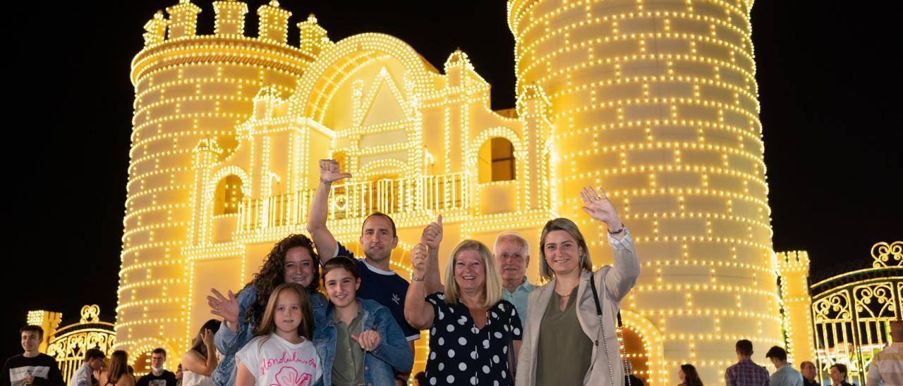 Una familia despidiendo la feria en el pórtico una de las últimas noches.