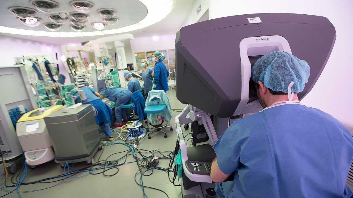 Operación con el robot Da Vinci en el Hospital Clínic de Barcelona