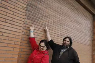 Ventanas y coches "negros", limpieza diaria, problemas de salud... la zona más afectada de Gijón por la contaminación urge "soluciones reales" contra la polución: "Estamos hartos" (en imágenes)
