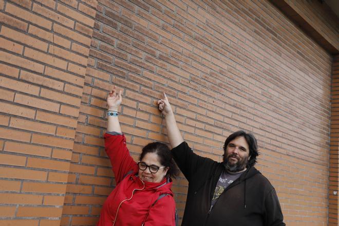 Ventanas y coches "negros", limpieza diaria, problemas de salud... la zona más afectada de Gijón por la contaminación urge "soluciones reales" contra la polución: "Estamos hartos" (en imágenes)