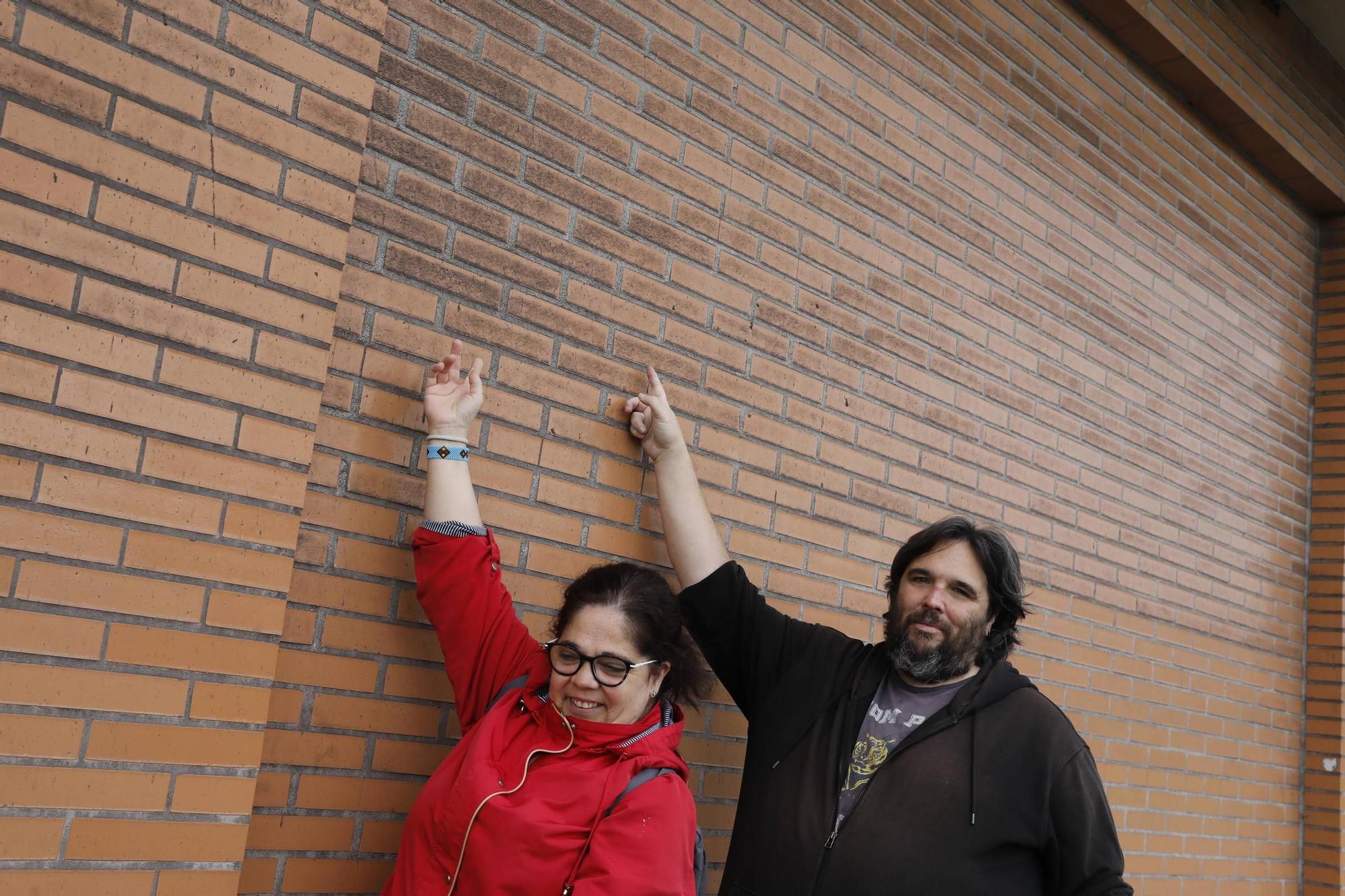 Ventanas y coches &quot;negros&quot;, limpieza diaria, problemas de salud... la zona más afectada de Gijón por la contaminación urge &quot;soluciones reales&quot; contra la polución: &quot;Estamos hartos&quot; (en imágenes)