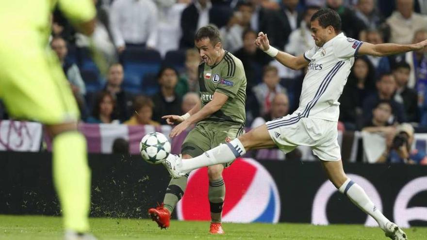 Pepe, a la izquierda, y Radovic, en un momento del partido de ayer en el Santiago Bernabéu.