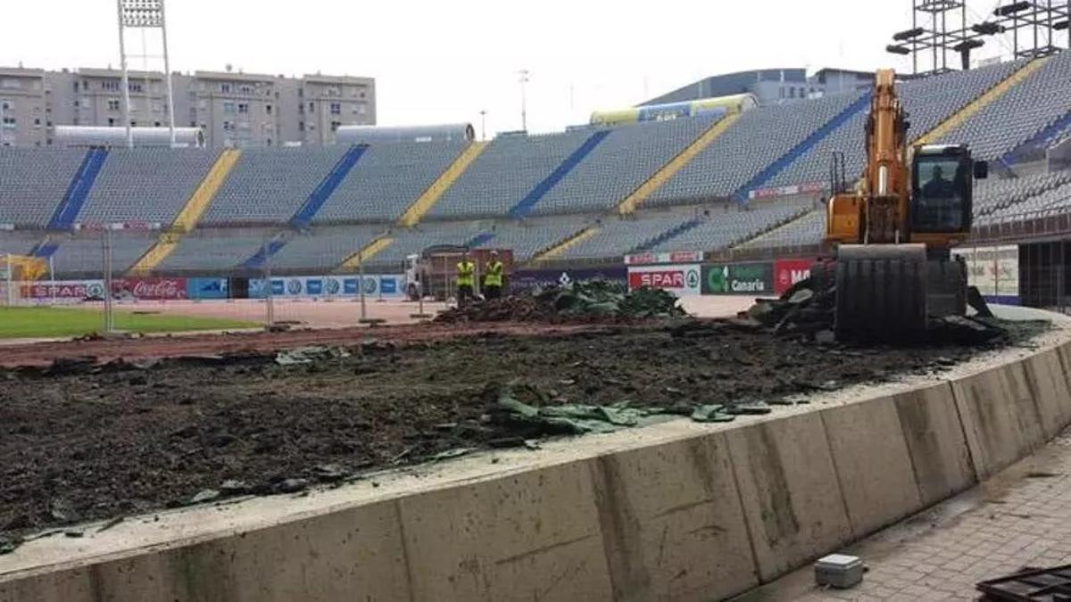 Trabajos de retirada de las pistas de atletismo.