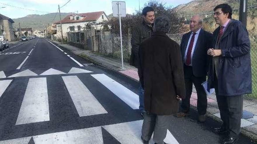 López-Chaves, con vecinos, ayer en la carretera.