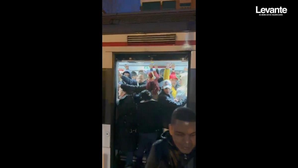 Trenes a reventar en la línea C1 en Alzira