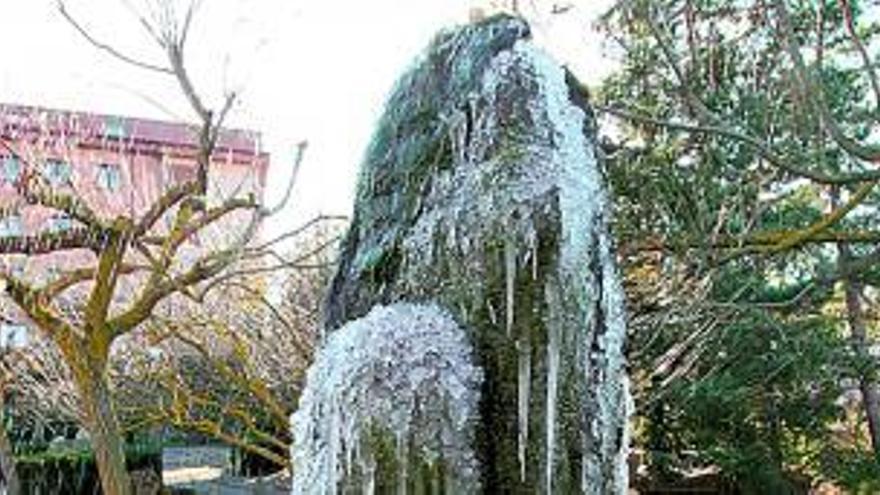 Una fuente con el agua helada, ayer por la mañana, en Tarragona.