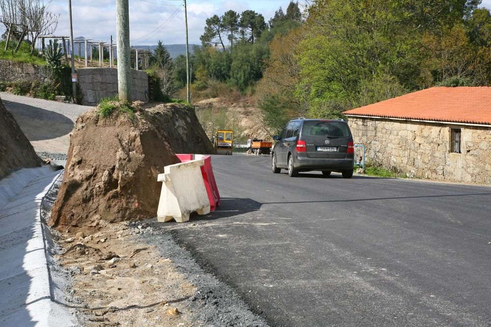 Vecinos de Riobó exigen la retirada de unos postes que invaden la carretera