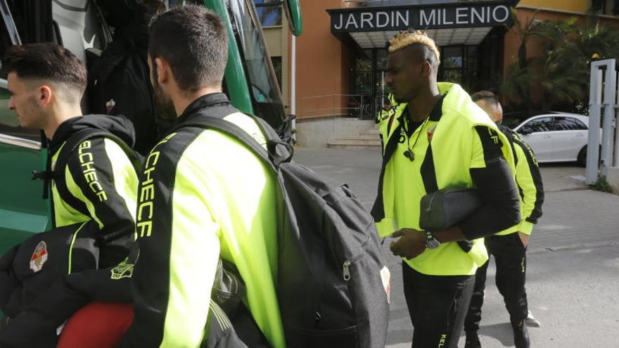 Los jugadores del Elche montando en el autobús antes de iniciar un viaje