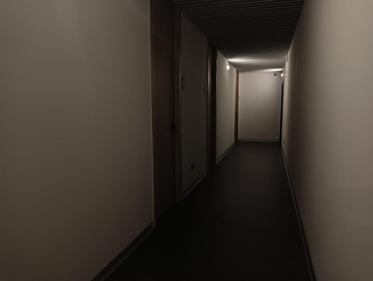 El pasillo de la residencia ovetense, con las luces de emergencia