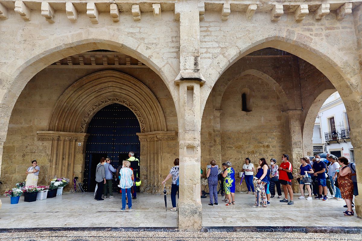 Cientos de cordobeses visitan a la Virgen de los Remedios como cada martes y 13