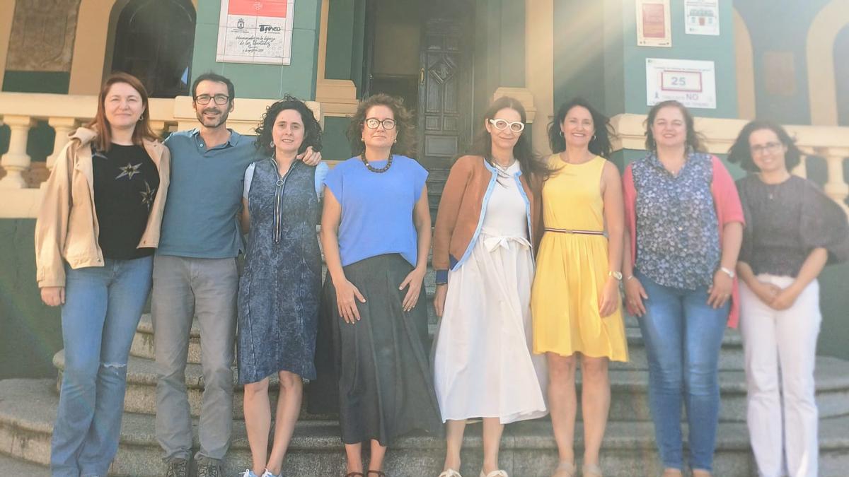 Por la izquierda, Estrella Bosque, Enrique Caicoya, Estefanía García, Yolanda Menéndez, Ana Álvarez-Castelao, Marta de la Fuente, Montse Fernández y Karina Peláez, ante el ayuntamiento de Tineo.