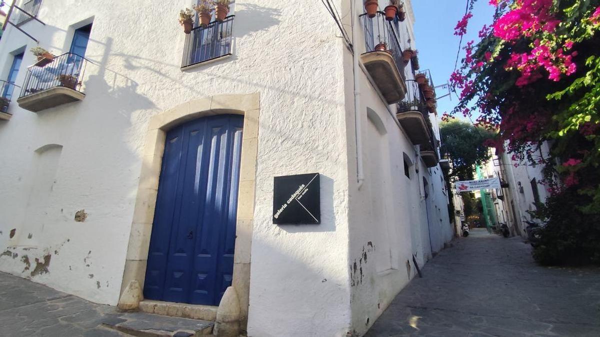 La galeria Cadaqués, ubicada en el carrer de les galeries d'art, l'Hort d'en Sanés, amb les portes tancades ara fa uns dies.