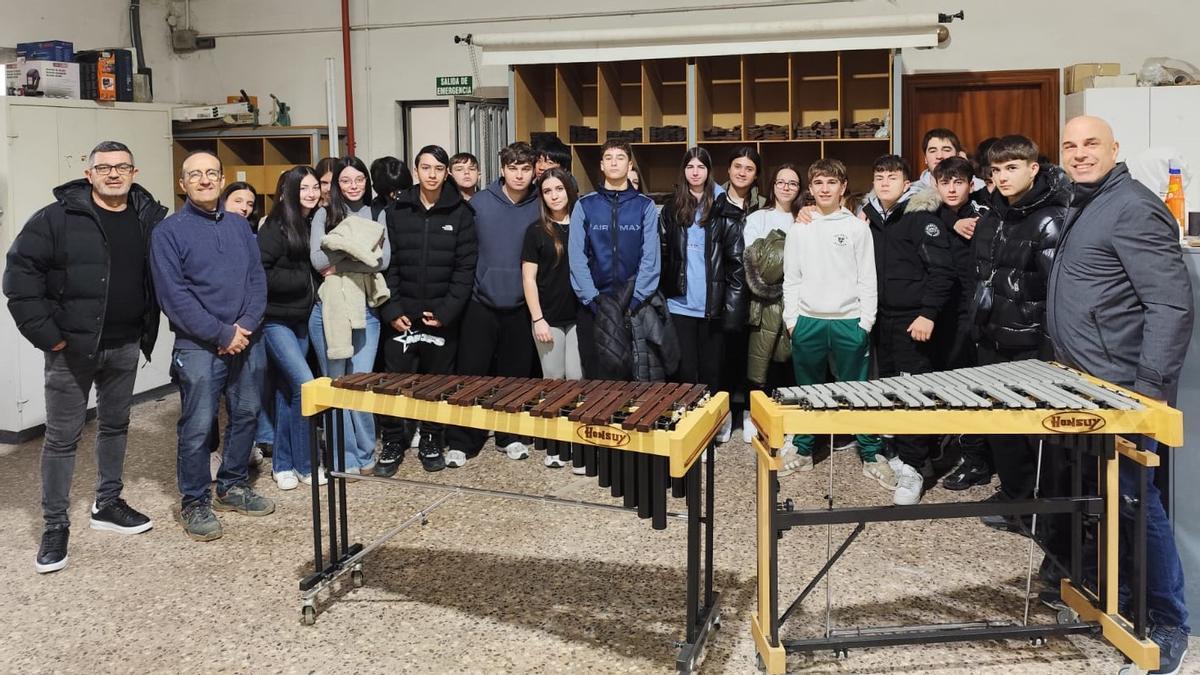 L'expedició de l'IES Carles Salvador d'Aldaia davant d'un xilòfon i un vibràfon als tallers d'Honsuy de Quart de Poblet.