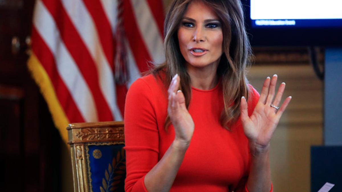 Melania Trump con falda denim de Agnona