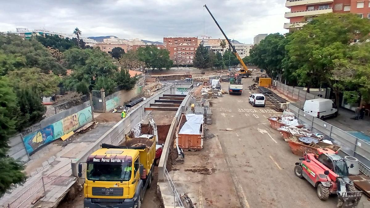 Obras de la prolongación del metro de Málaga en la calle Santa Elena.