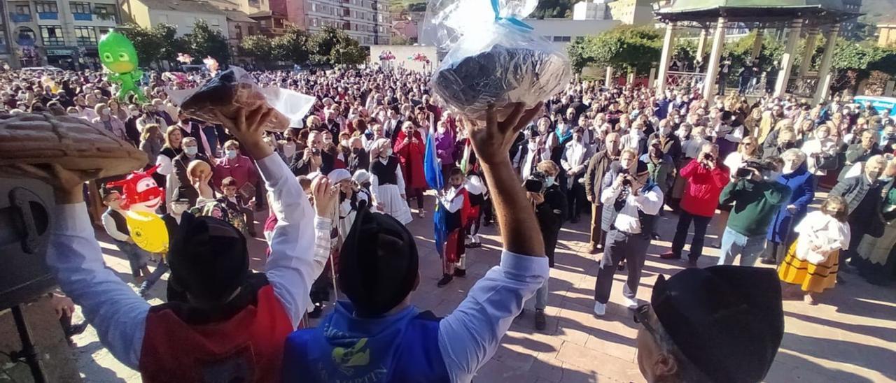 La puya’l ramu en la plaza de la iglesia de Moreda, llena de gente celebrando San Martín. | D. M.