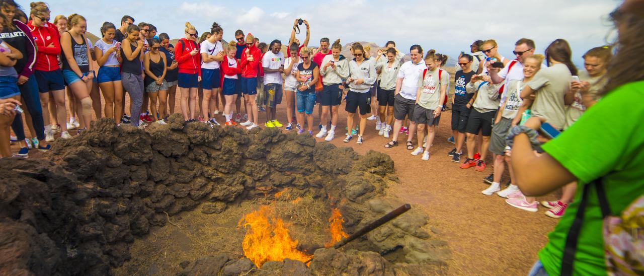 La Montaña de Fuego en el Parque Nacional de Timanfaya es un ejemplo de la energía calórica que guarda el subsuelo del Archipiélago.