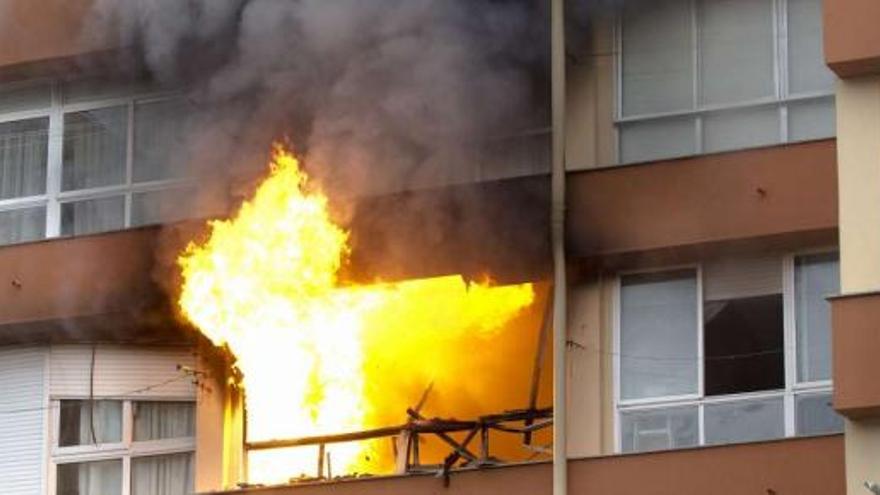 Los bomberos rescatan a dos jóvenes de un incendio en un piso del Barrio de  las Flores - La Opinión de A Coruña