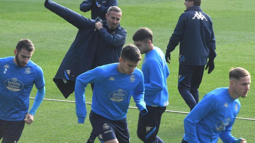 Óscar Cano se pone un abrigo durante un entrenamiento del Deportivo. |  // CARLOS PARDELLAS