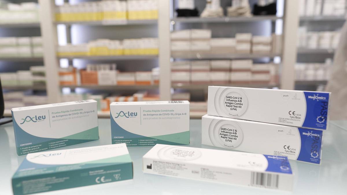 Testos d’antígens per detectar la grip i altres virus respiratoris en una farmàcia gironina, dilluns passat.
