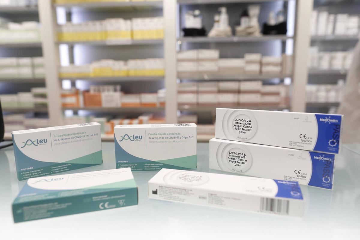 Testos d’antígens per detectar la grip i altres virus respiratoris en una farmàcia gironina, dilluns passat.