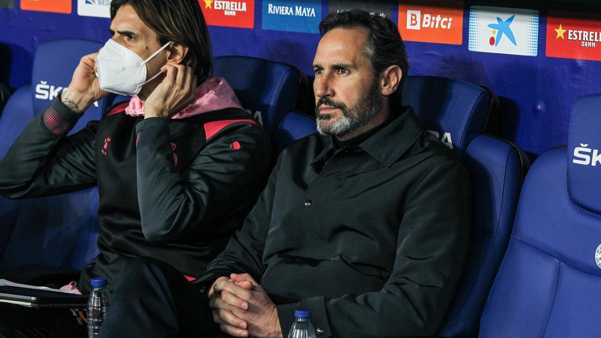 Vicente Moreno, junto a su ayudante Daniel Pendín, este viernes en el banquillo durante el partido ante el Betis.