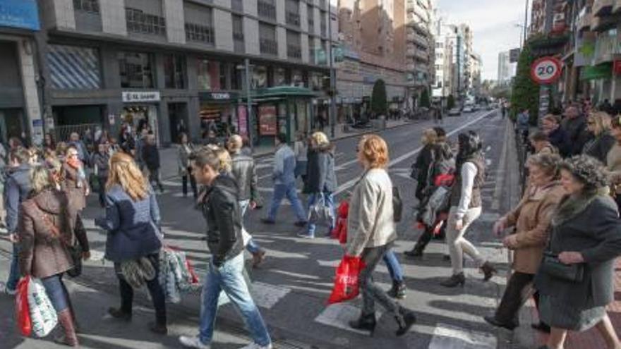 Peatones en el centro de la ciudad de Alicante, en una imagen de archivo.
