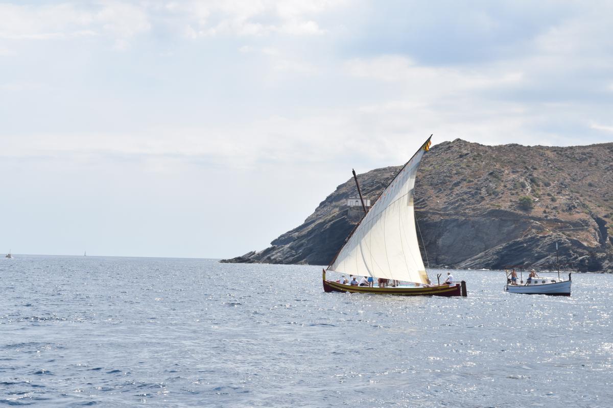 Dues barques davant Cala Nans Dues barques davant Cala Nans